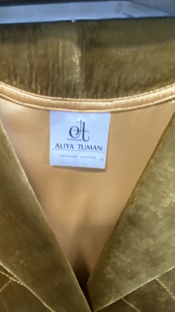 Продам шапан женский от бренда Алия Туман 48 размер.