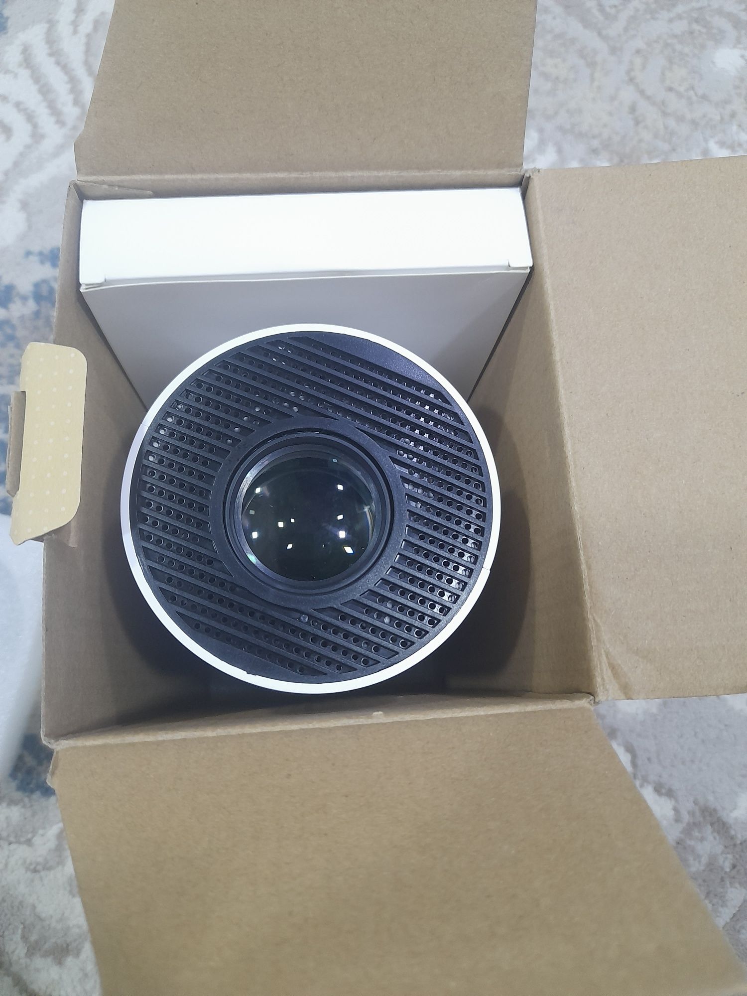 Projector sotiladi H300