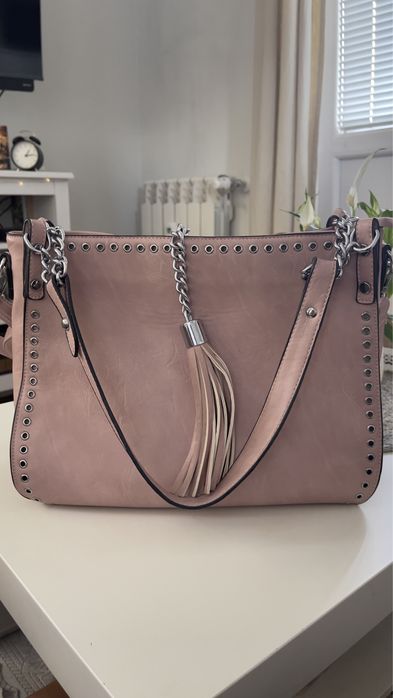 Розова чанта с капси.