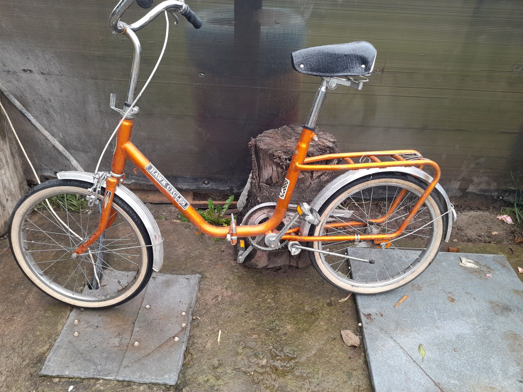 Bicicleta de culoare portocalie
