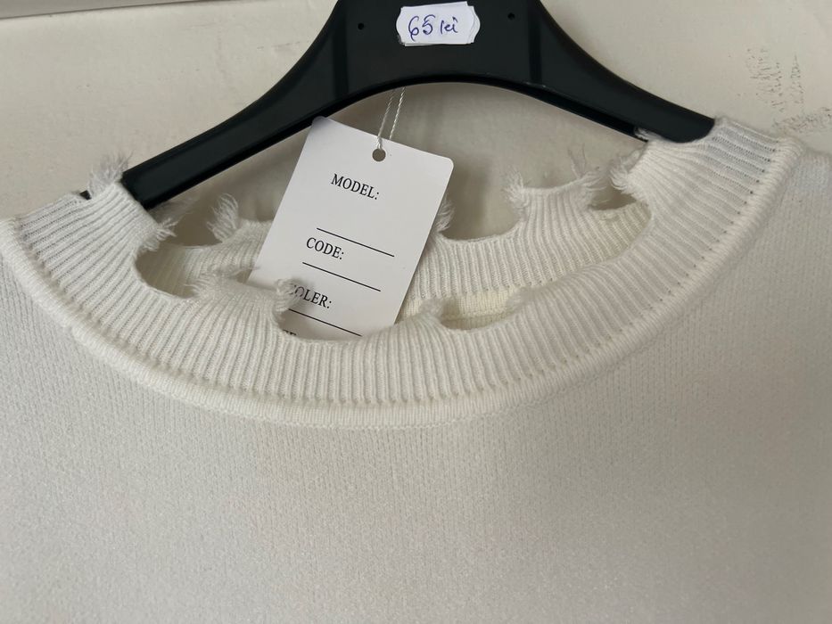 Pulover lung alb cu detalii guler mâneci