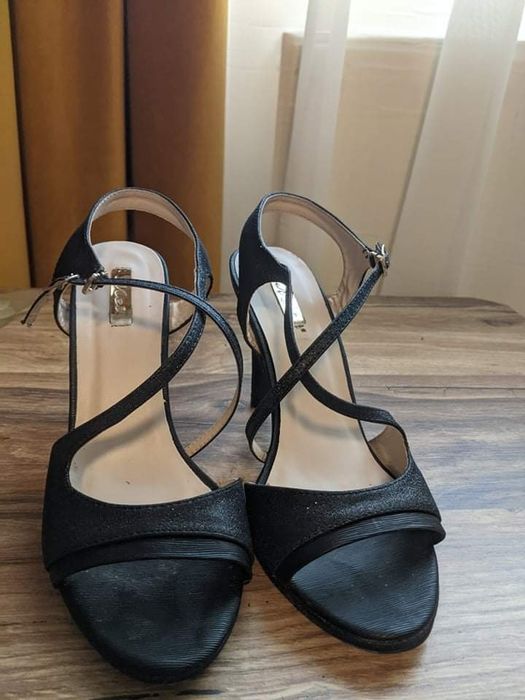Vand sandale / pantofi / tocuri pentru evenimente 37