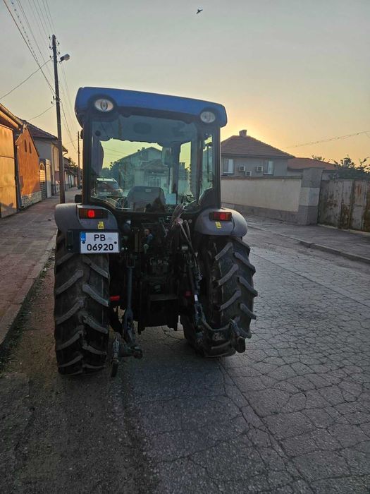 Трактор New Holland T4040F