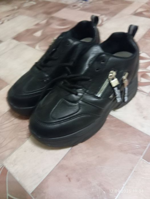 Продам новые женские кроссовки размер 37.И полусапожки зимние