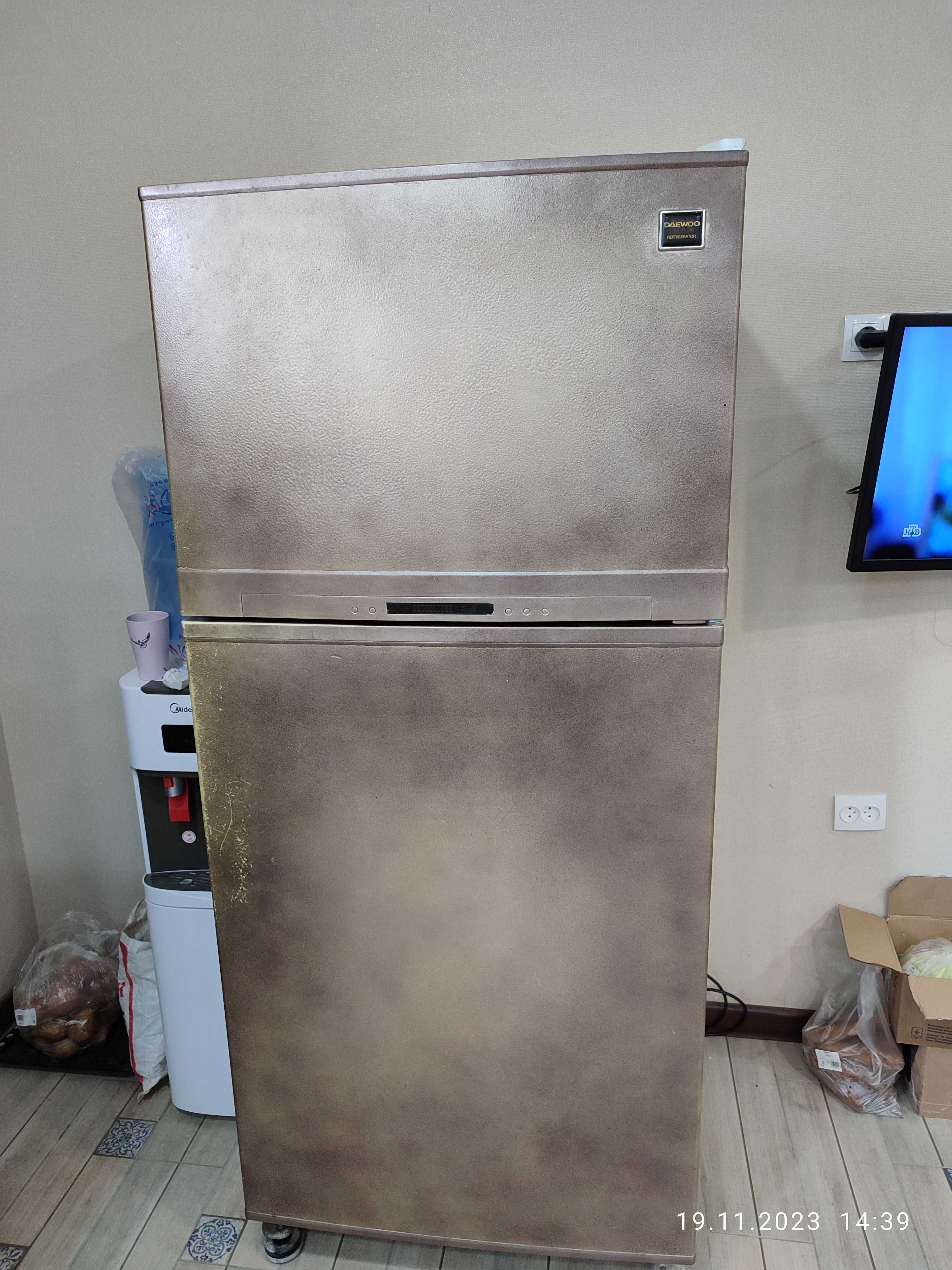 Холодильник  Daewoo большой и корейский.