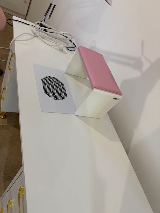 Бюро за маникюр чисто нов.