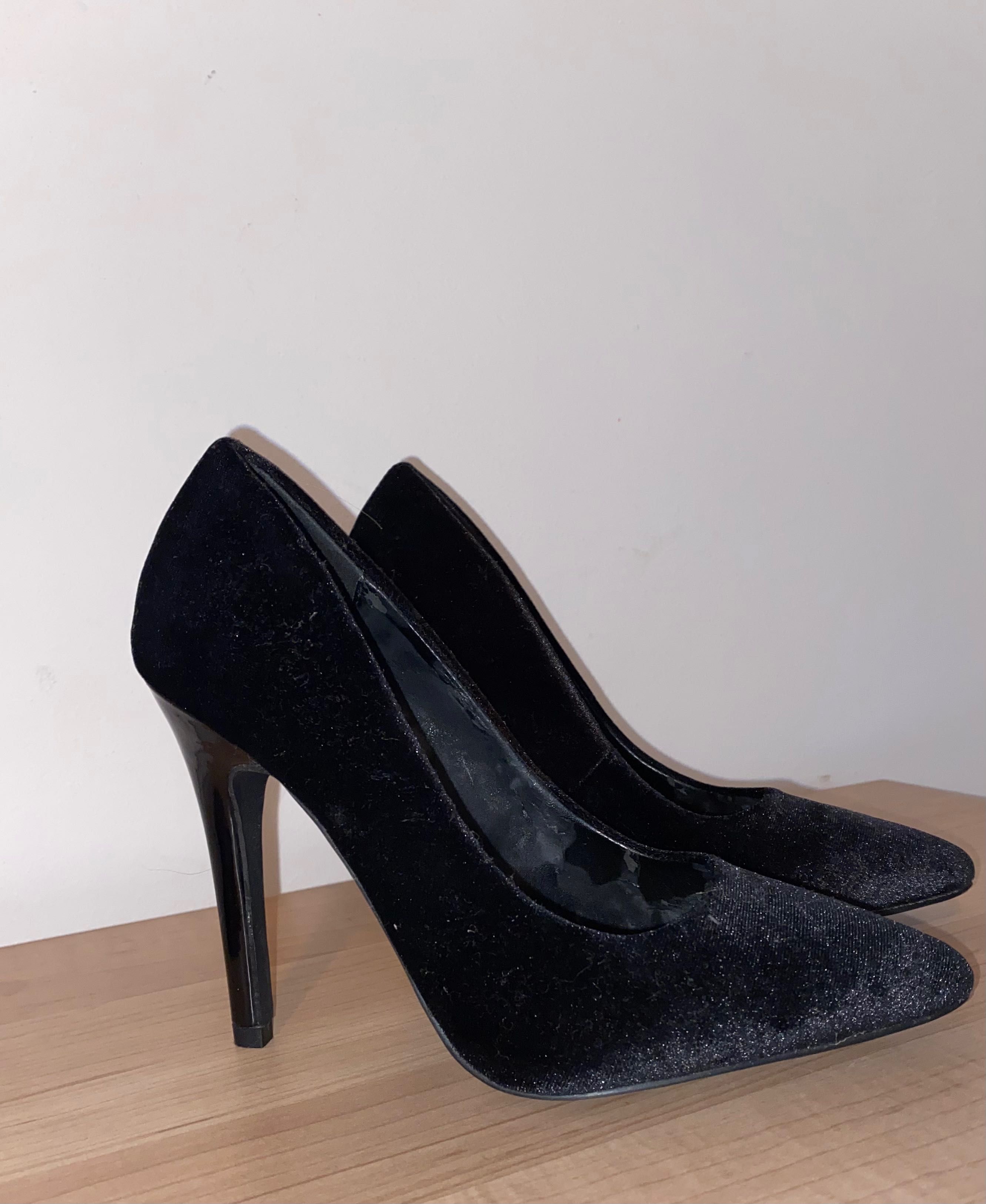 Pantofi stiletto negri de catifea