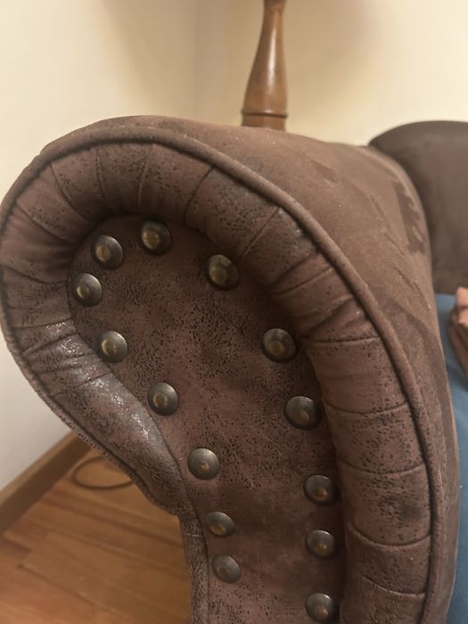 Canapea chesterfield si 2 tabureti