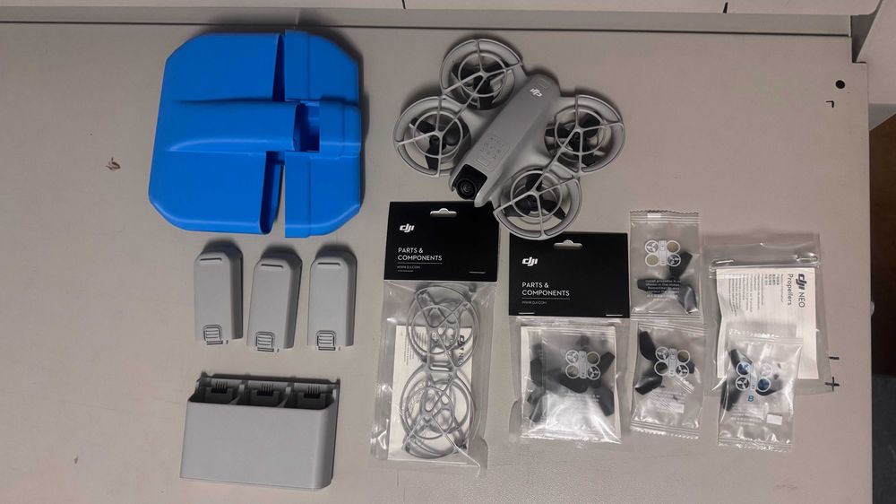 Drona DJI NEO – 3 baterii, Hub incarcare, carcasa transport, accesorii