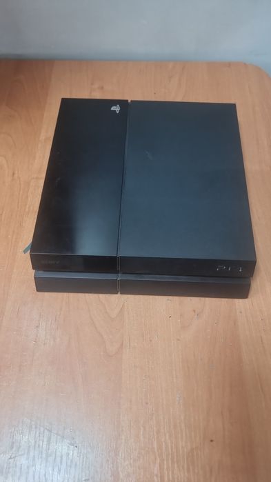 Продам Sony PlayStation  4 в отличном состоянии.