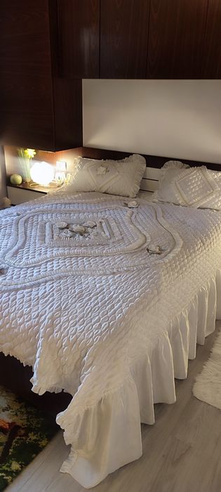 Cuvertura cu trei piese, bogat decorată cu volane si aplicații florale