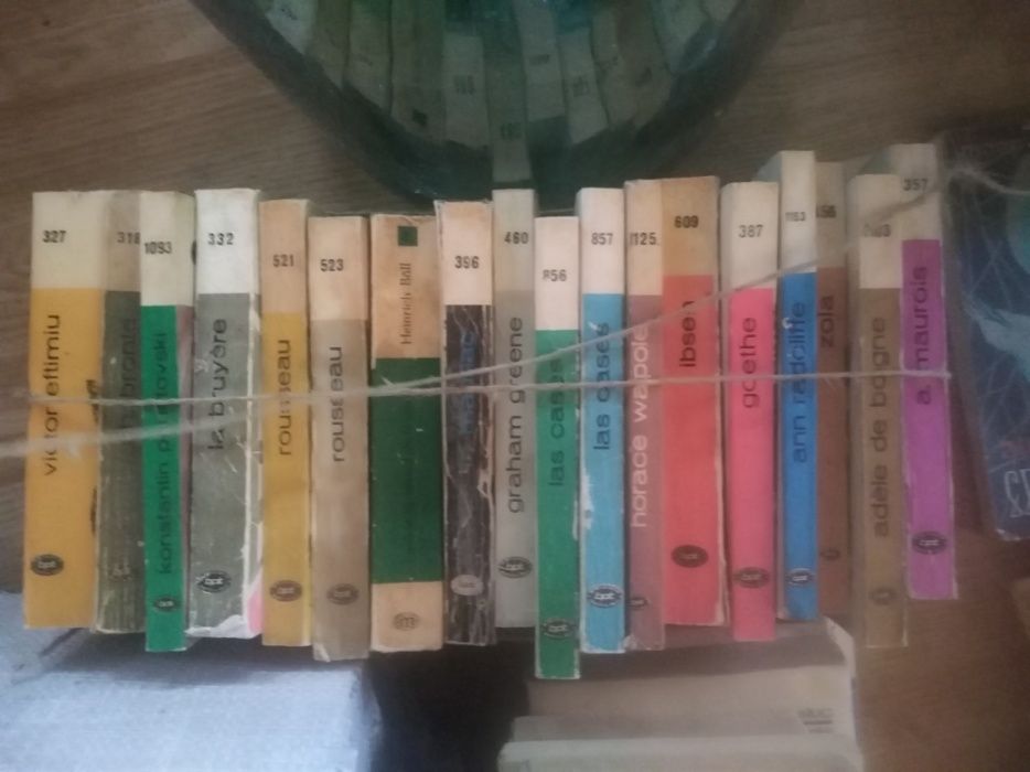 Carti vechi din diverse colecții.