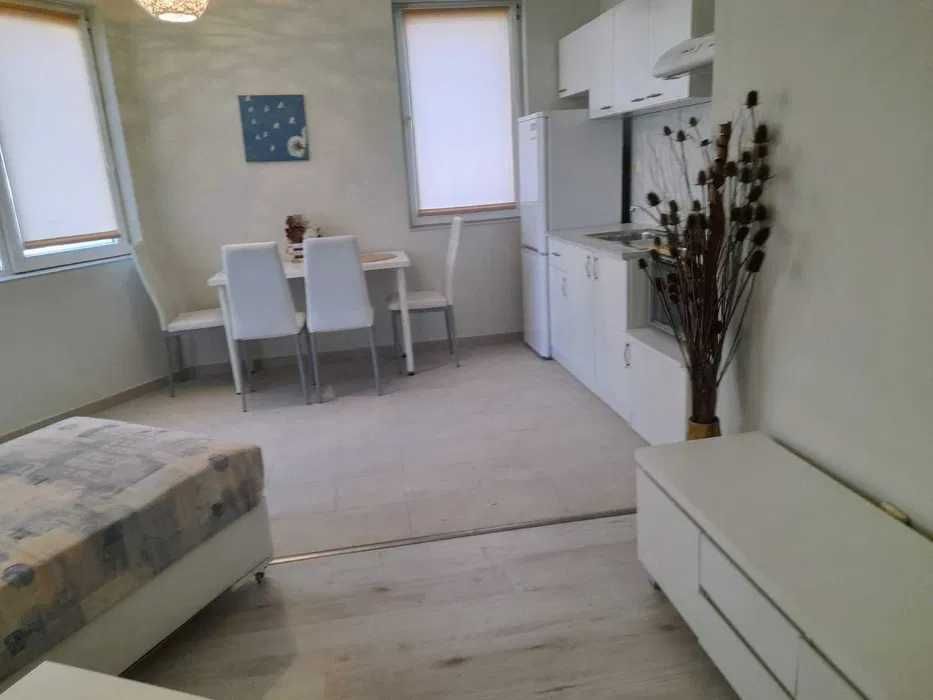 Дава се под наем Двустаен апартамент в Бургас, Меден рудник - зона В - 55 кв.м за 127.5 € - Снимка #1