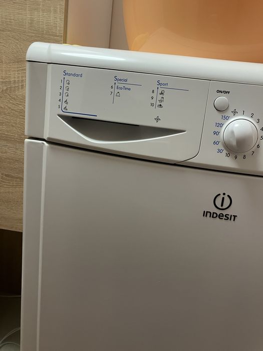 Продавам работеща сушилня Indesid