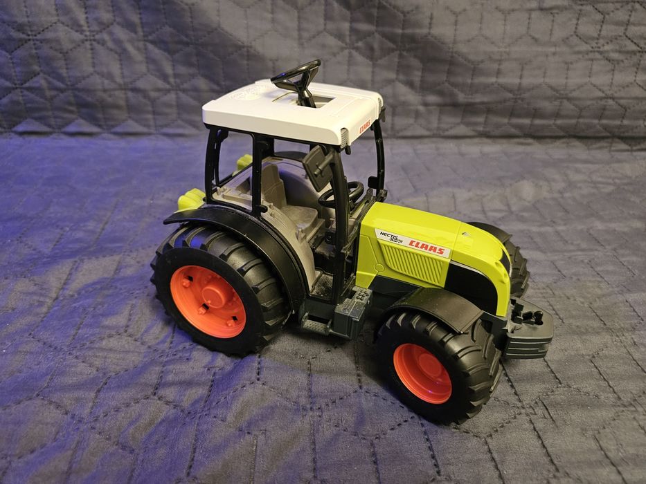 Tractor Bruder pt copii, model Class Nectis 267F