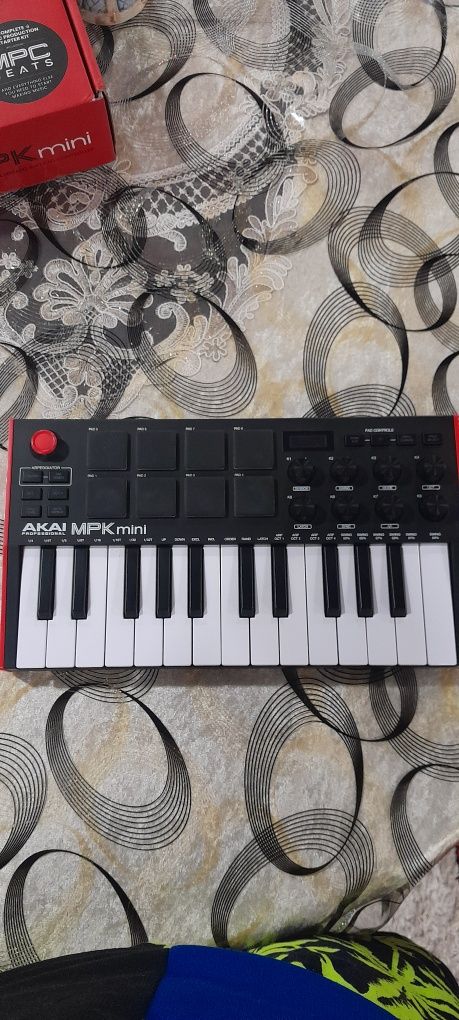 Vând clapă midi Akai mpk 3 mini