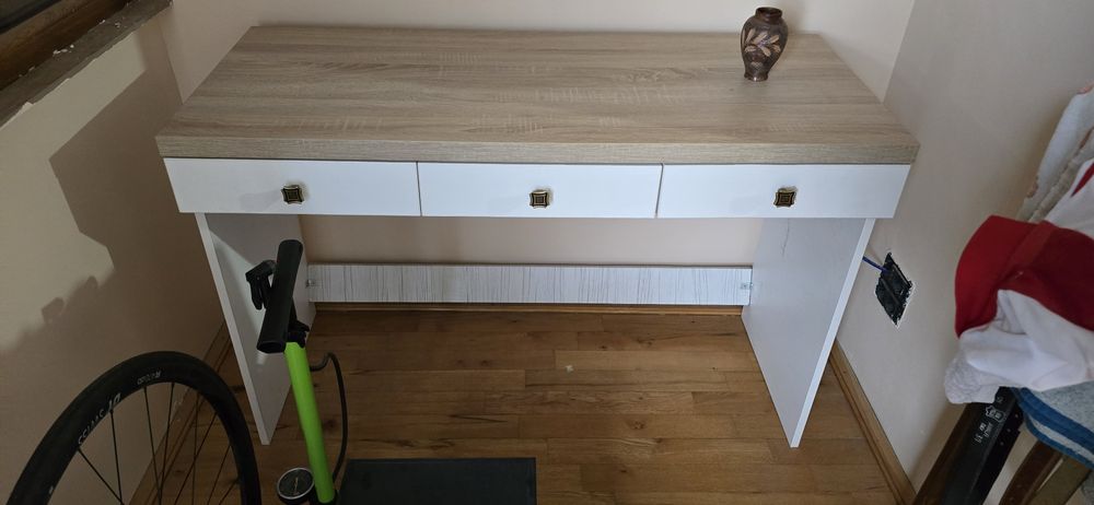 Vând un fel de birou