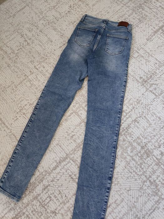 Продам джинсы на девочку 10 лет