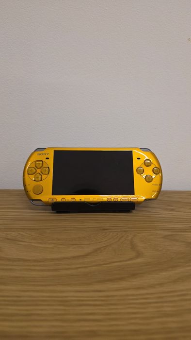 Vand consola Sony PSP 3000, editie speciala, in conditie foarte buna.