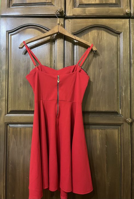 Къса червена рокля