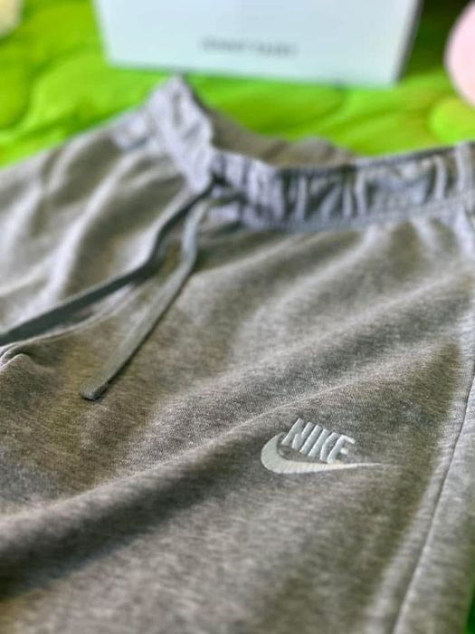Сиво долнище Nike