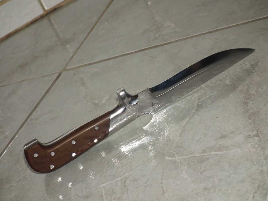 Cutit masiv retro - probabil cutit militar - ín stare foarte buná