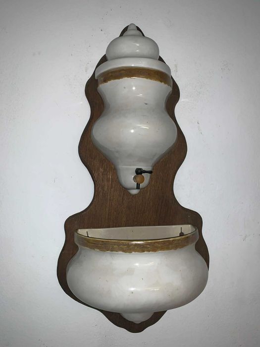 Cismea de perete din porteln cu capac asezata pe lemn