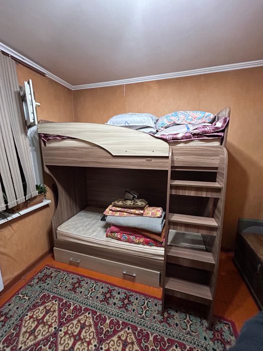 Двухъярусная кровать с лестницей и ящиками
