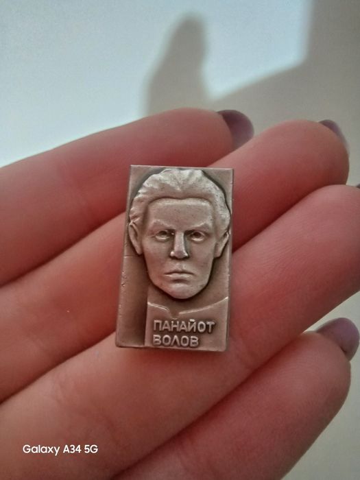 Значки различни по 3лв за брой