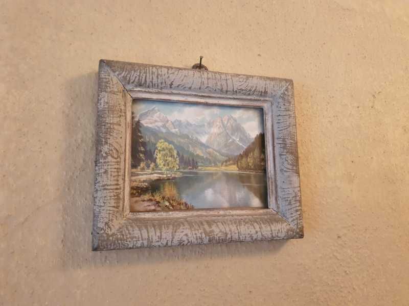 Малка кръгла ретро картина от 60те рисувана ръчно върху стъкло в рамка