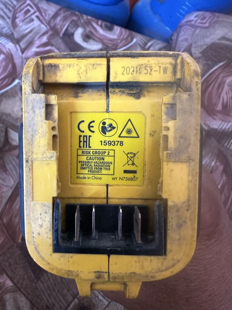 Продавам фенер и USB Dewalt