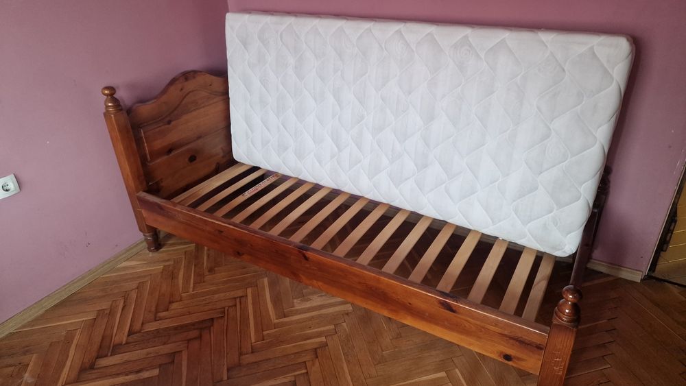 Спешно продавам легло с матрак и рамка