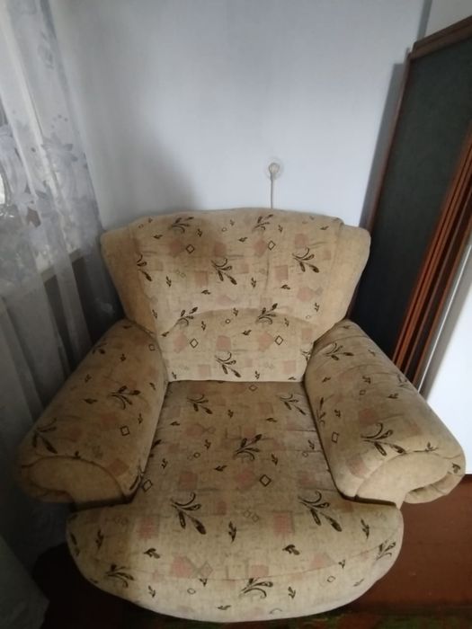 Диван+два кресла (состояние хорошее). Г. Сирдарья.