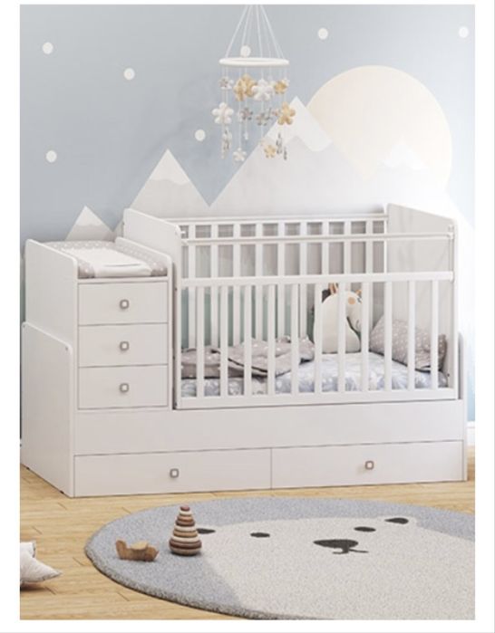 Детская кроватка  с маятником