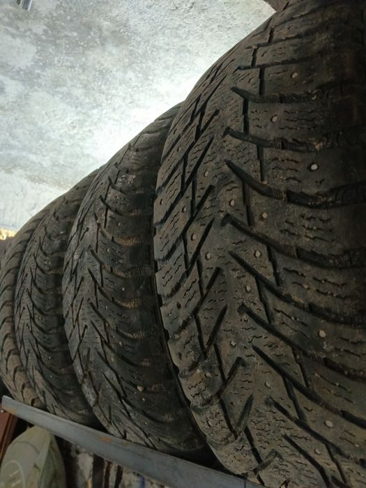 Продам зимнюю резину 4 баллона 235/55r18 цена 22000 за все четыре