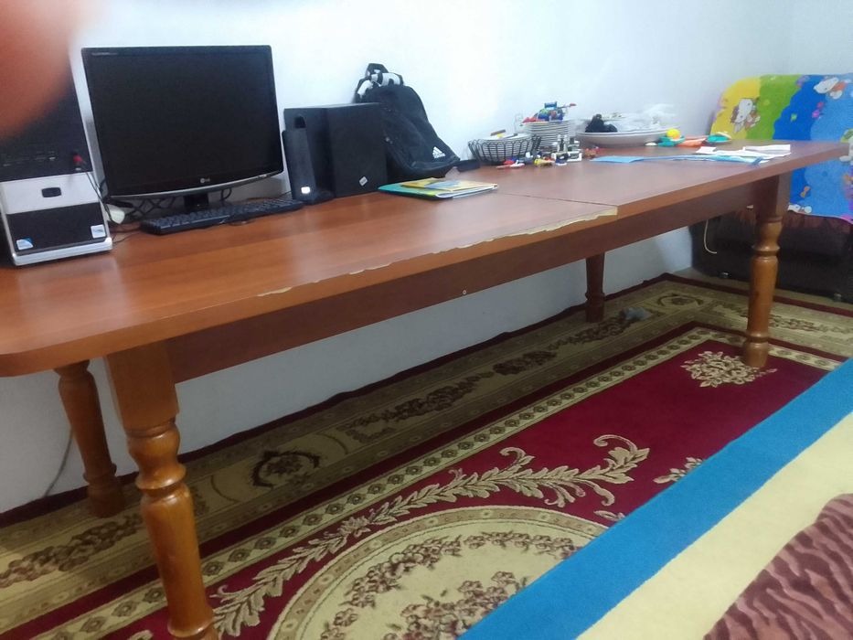 Стол для гостинной