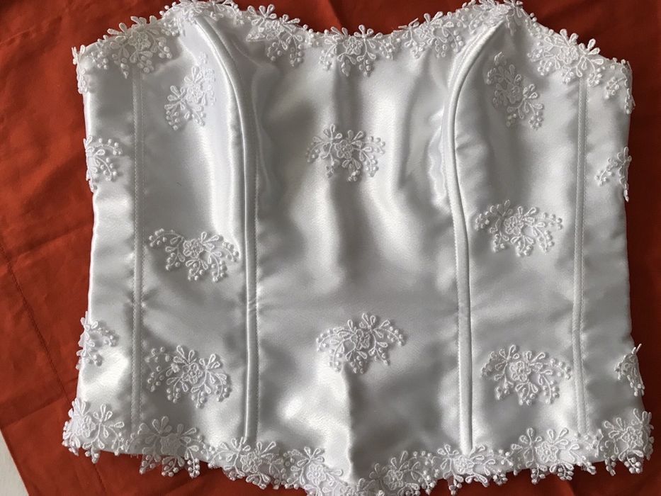 Corset si fusta cu aplicatii din dantela