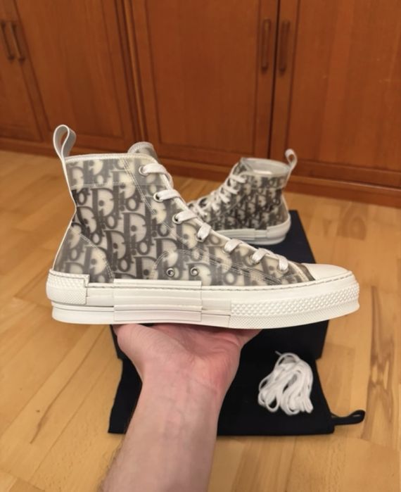 Dior B23 High-Top Sneakers, modelul iconic cu print Oblique.
