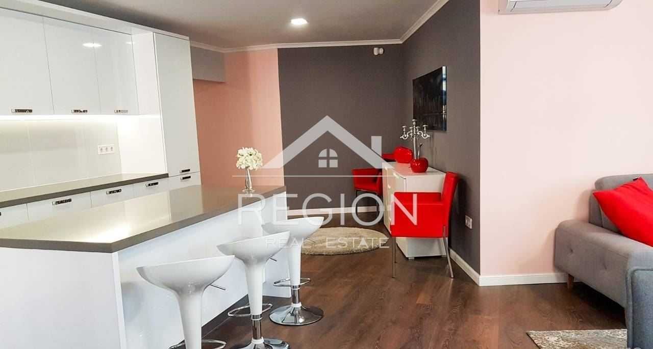 Дава се под наем Тристаен апартамент в Варна, Център - 122 кв.м за 1200 € - Снимка #1