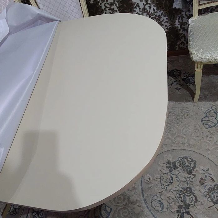 Стол для гостинный