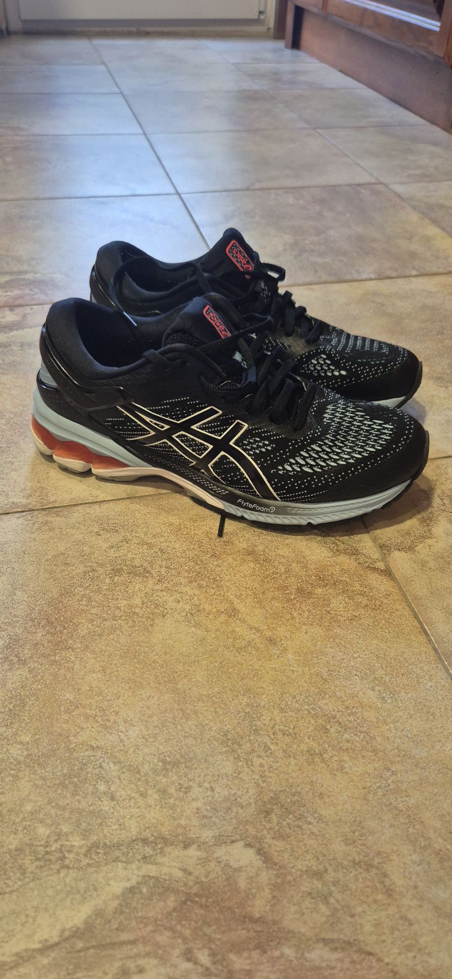 Маратонки under armour и asics