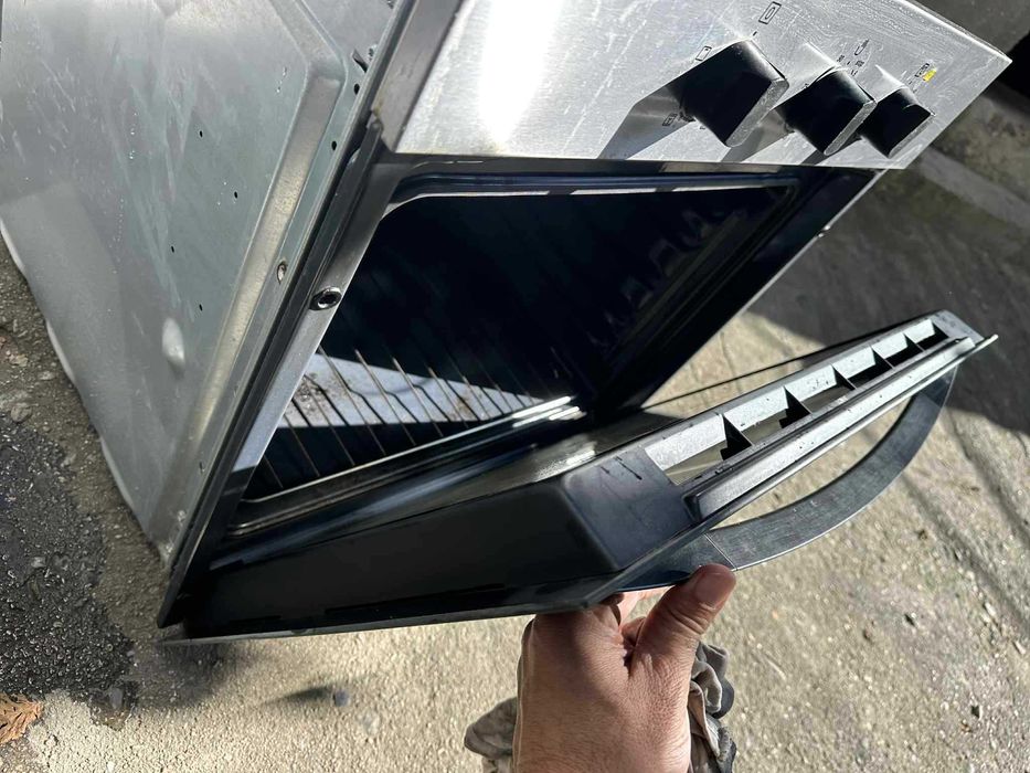 Продава се фурна ZANUSSI работи безпроблеммно