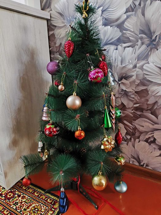 Продам новогоднюю ёлку с игрушками