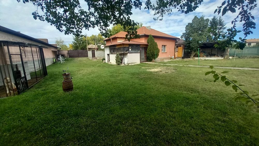 Къща с голям двор