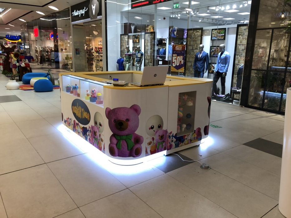 Vand mobilier modular cu led / stand tip insula centru comercial, mall