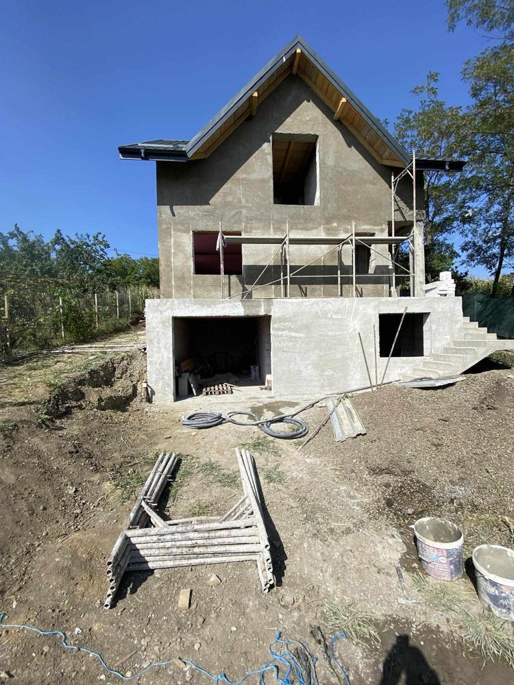 Execut tencuială mecanizată pe bază de ciment, var și nisip