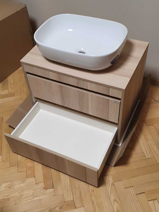 Спешно продавам поръчков комплект шкафове за баня