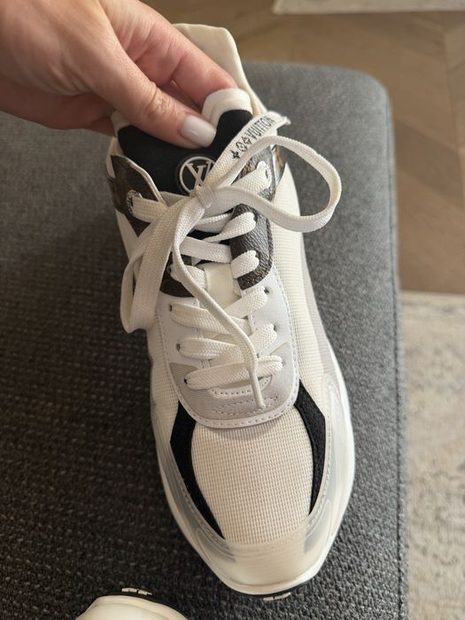 Обувки Louis Vuitton.   .