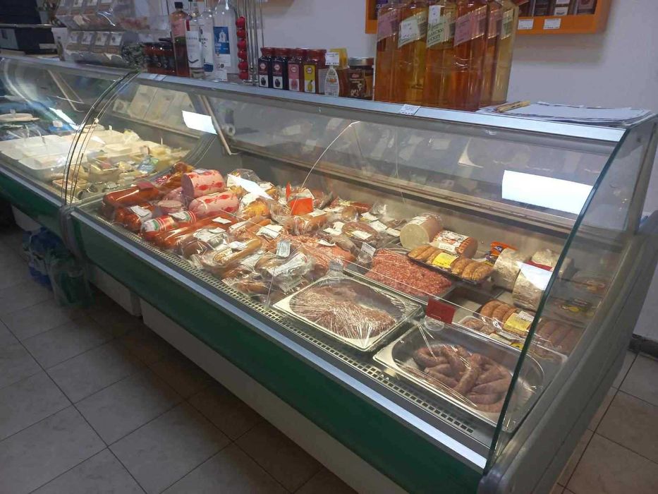 Две щандови хладилни витрини и една вертикална крайстенна.