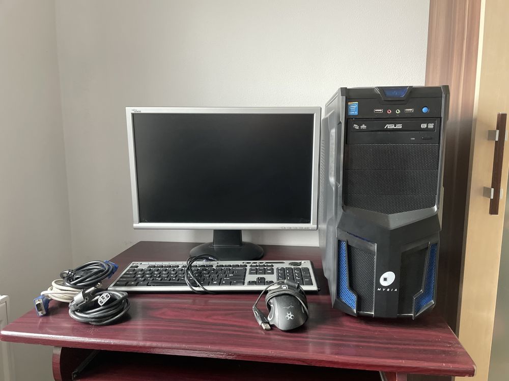 Vând masa calculator+Pc ul (intreg)